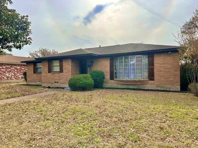 $2,800 | 2906 Sharpview Lane, Dallas, TX 75228