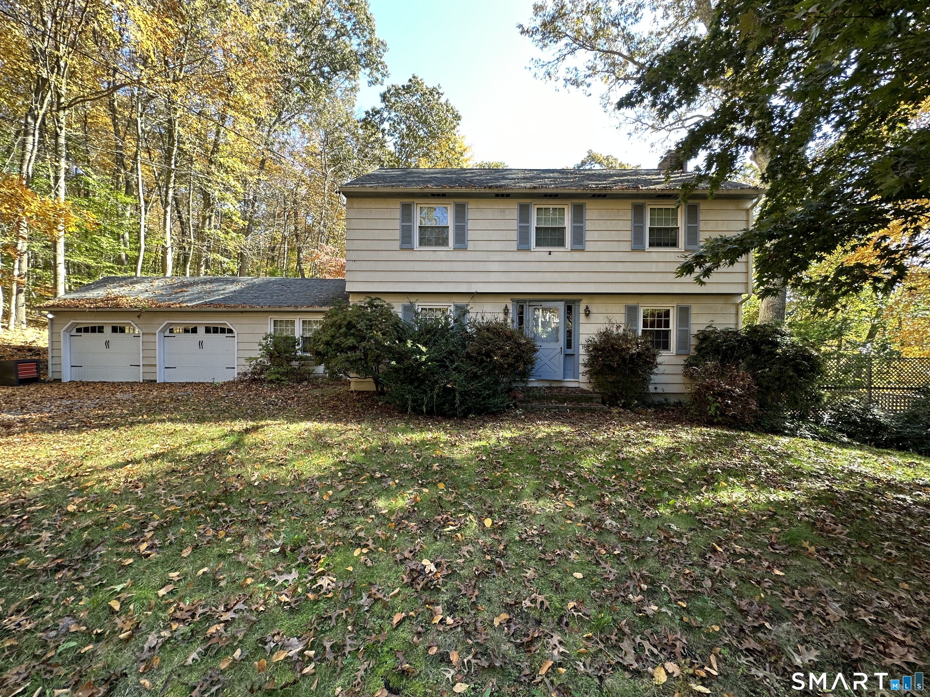 a view of a house with backyard and garden