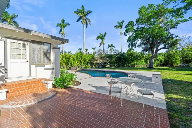 $995,000 | 3235 Avocado Drive, Fort Myers, FL 33901