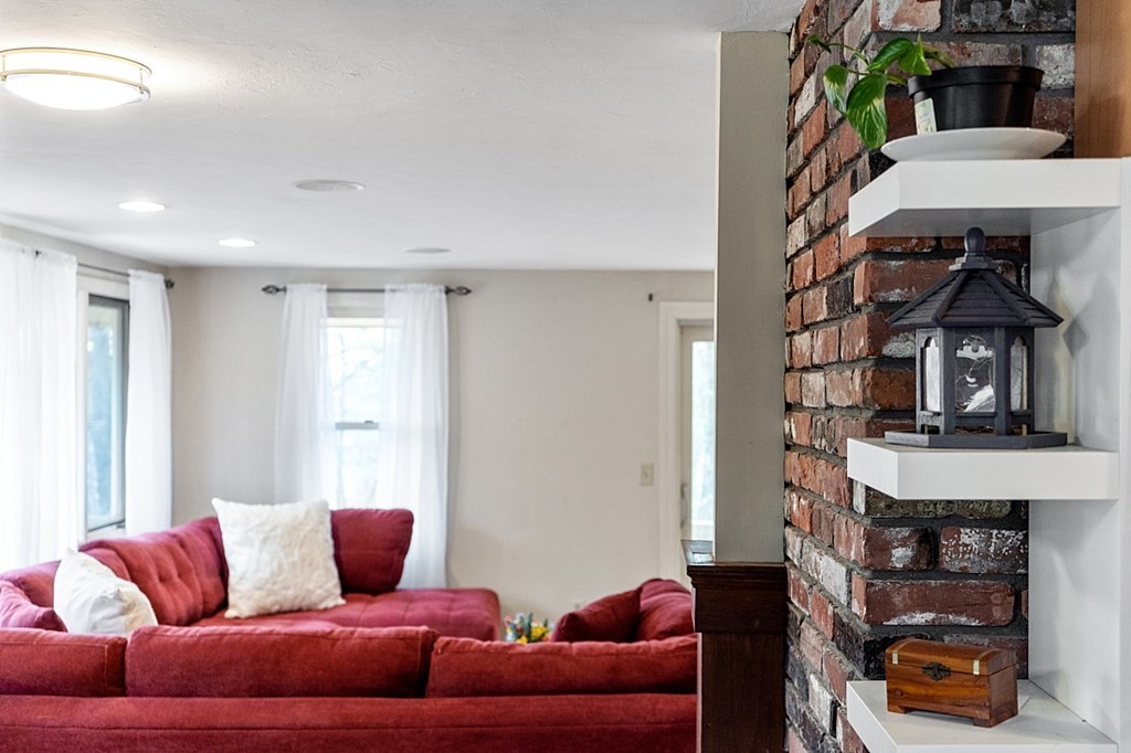89 Sampson Road Bolton, MA 01740 - Photo 4 of 34