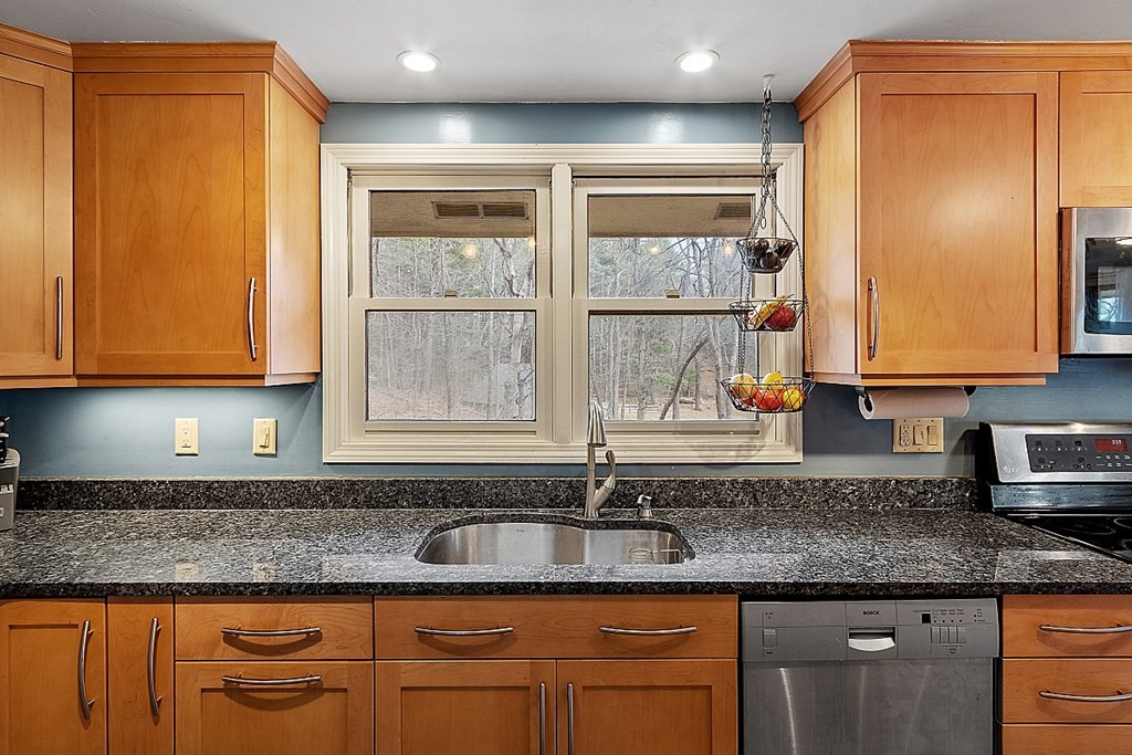 89 Sampson Road Bolton, MA 01740 - Photo 7 of 34