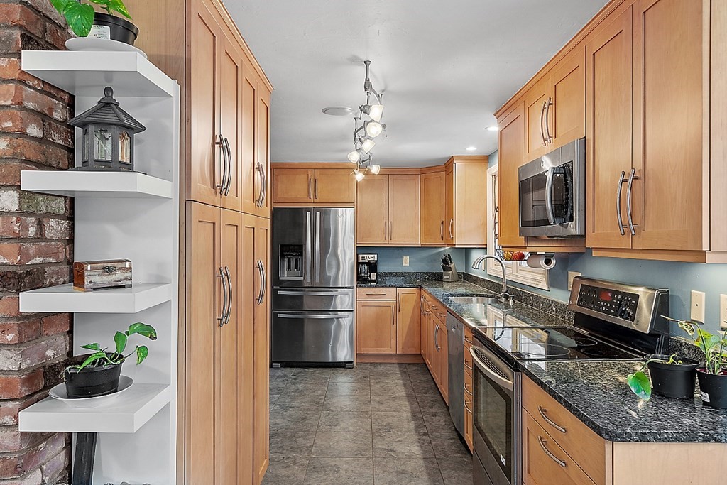 89 Sampson Road Bolton, MA 01740 - Photo 8 of 34