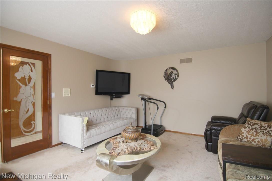 2875 Ranieri Drive Troy, MI 48085 - Photo 6 of 20 Ranieri Dr Library 2.jpg