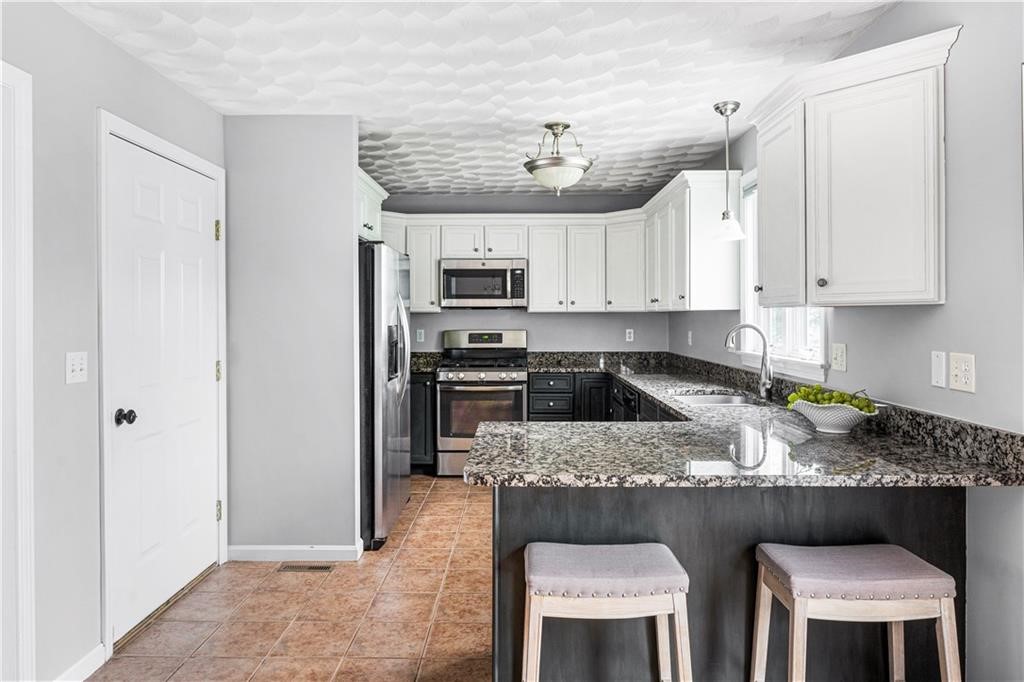 149 Cheshire Drive Cranston, RI 02921 - Photo 2 of 35