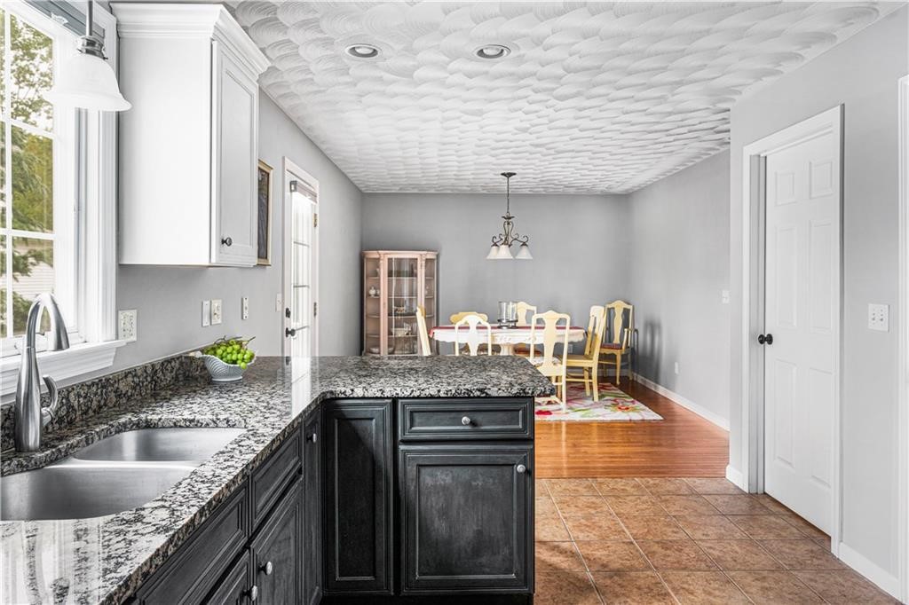 149 Cheshire Drive Cranston, RI 02921 - Photo 3 of 35