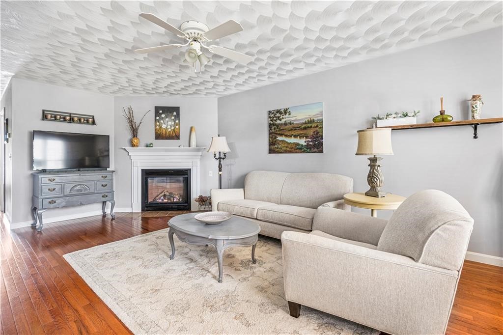 149 Cheshire Drive Cranston, RI 02921 - Photo 4 of 35