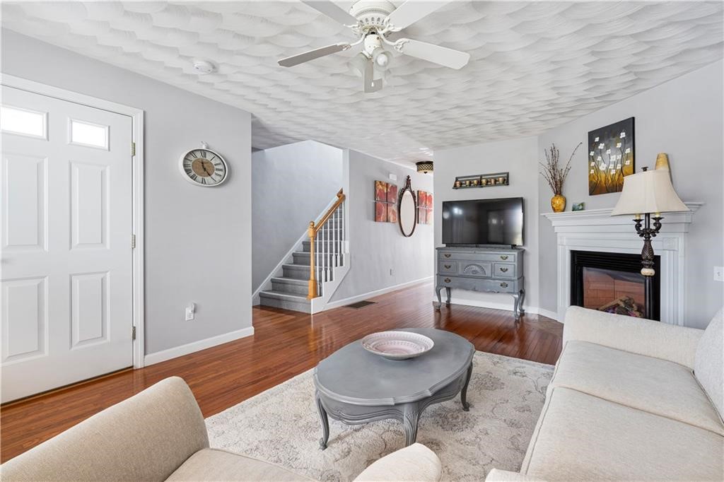 149 Cheshire Drive Cranston, RI 02921 - Photo 5 of 35