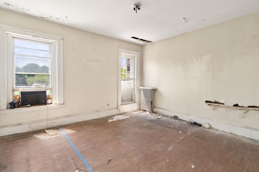 1495 Beacon Street, Unit 3 Brookline, MA 02446 - Photo 14 of 27 an empty room with windows