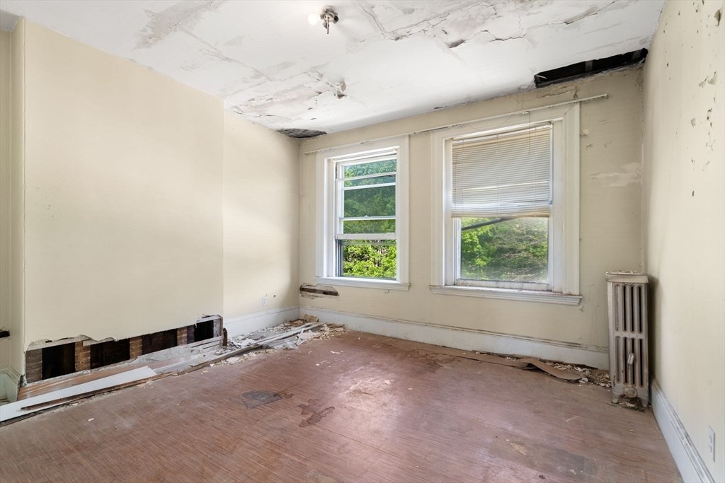 1495 Beacon Street, Unit 3 Brookline, MA 02446 - Photo 7 of 27 an empty room with windows