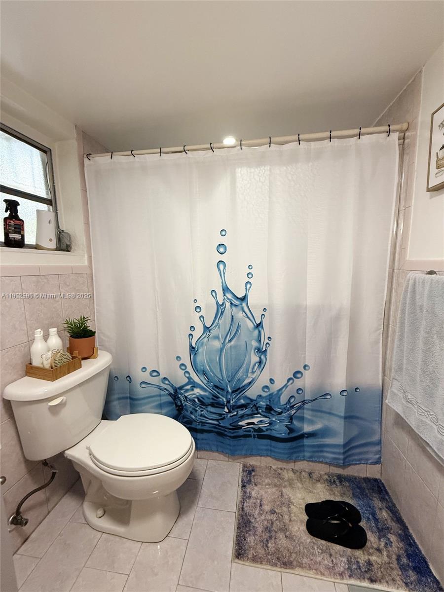 1835 Southwest 10th Street Miami, FL 33135 - Photo 43 of 50 a bathroom with a toilet a sink and bathtub