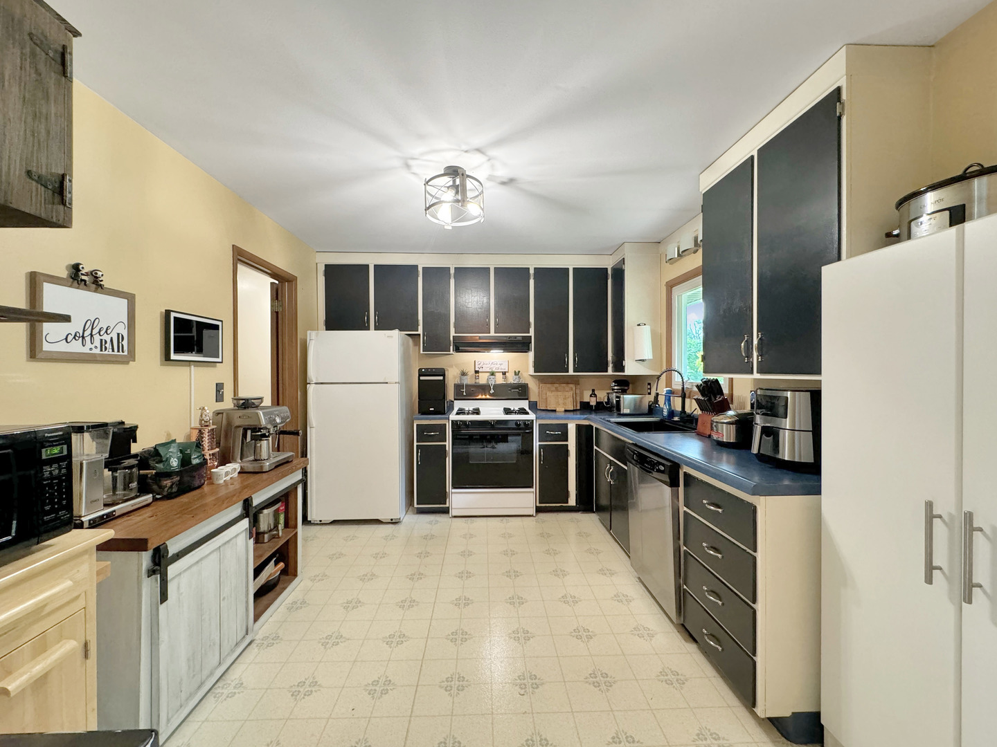 675 Shimer Drive Freeport, IL 61032 - Photo 13 of 32