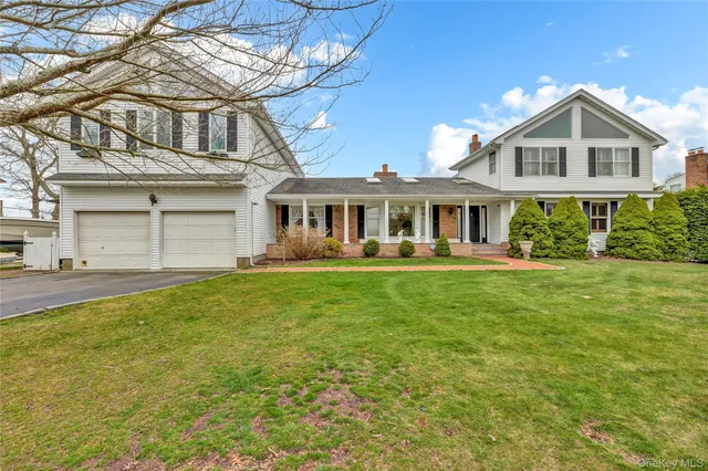 $2,399,900 | 20 Oak Lane, Hampton Bays, NY 11946