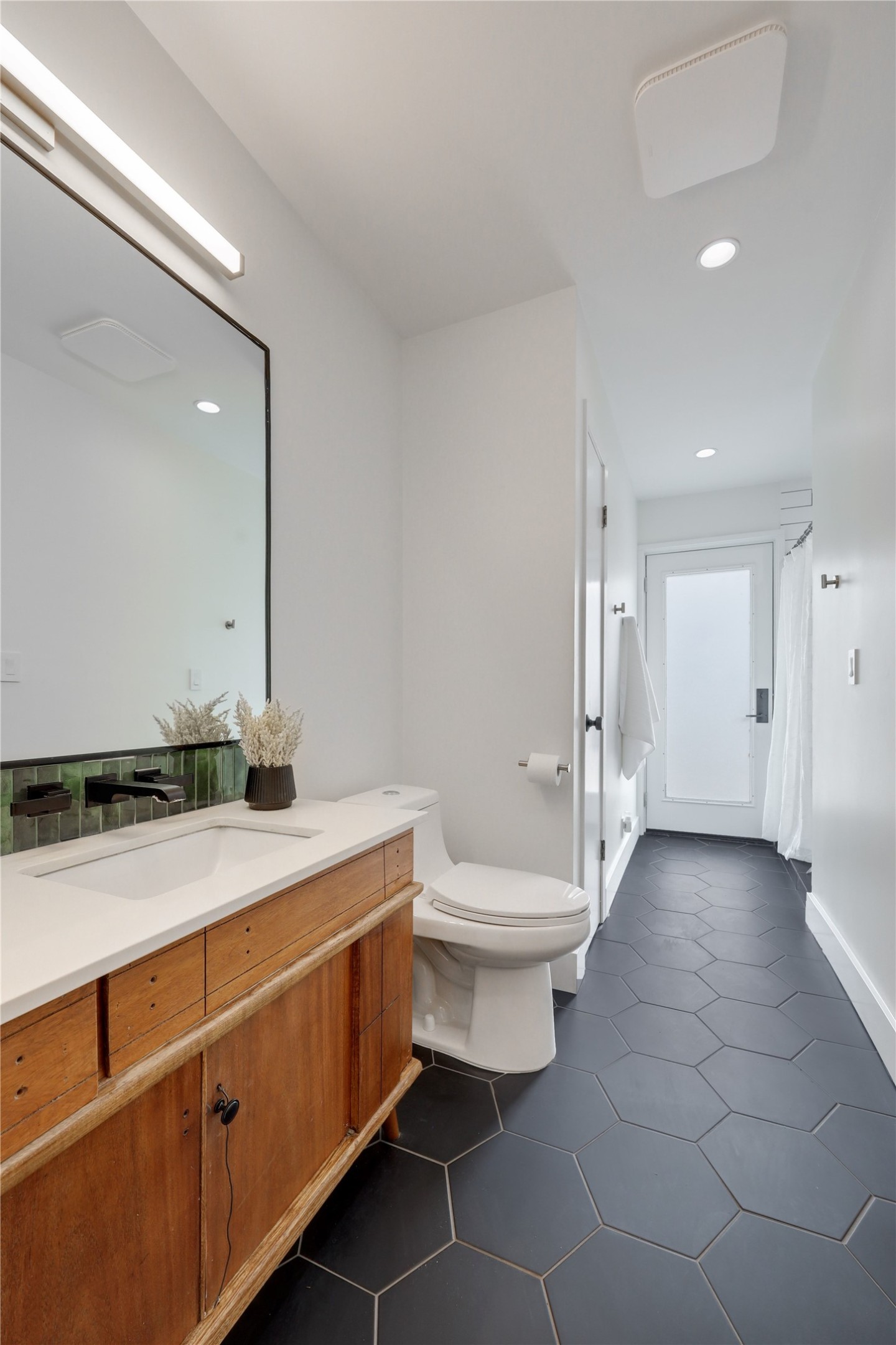 18205 Ridge Road Lago Vista, TX 78645 - Photo 20 of 31 Full Bathroom