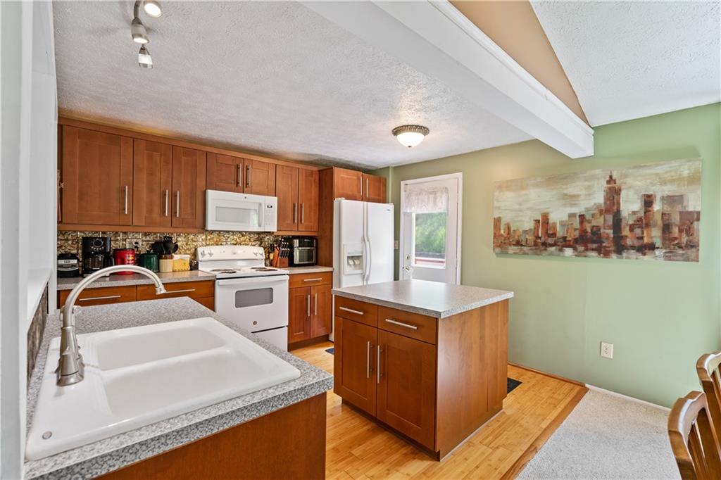 769 Lougeay Road Pittsburgh, PA 15235 - Photo 8 of 23 Gallery Image 8