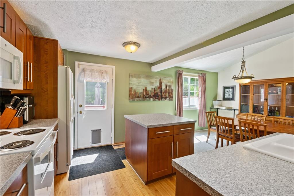769 Lougeay Road Pittsburgh, PA 15235 - Photo 9 of 23 Gallery Image 9