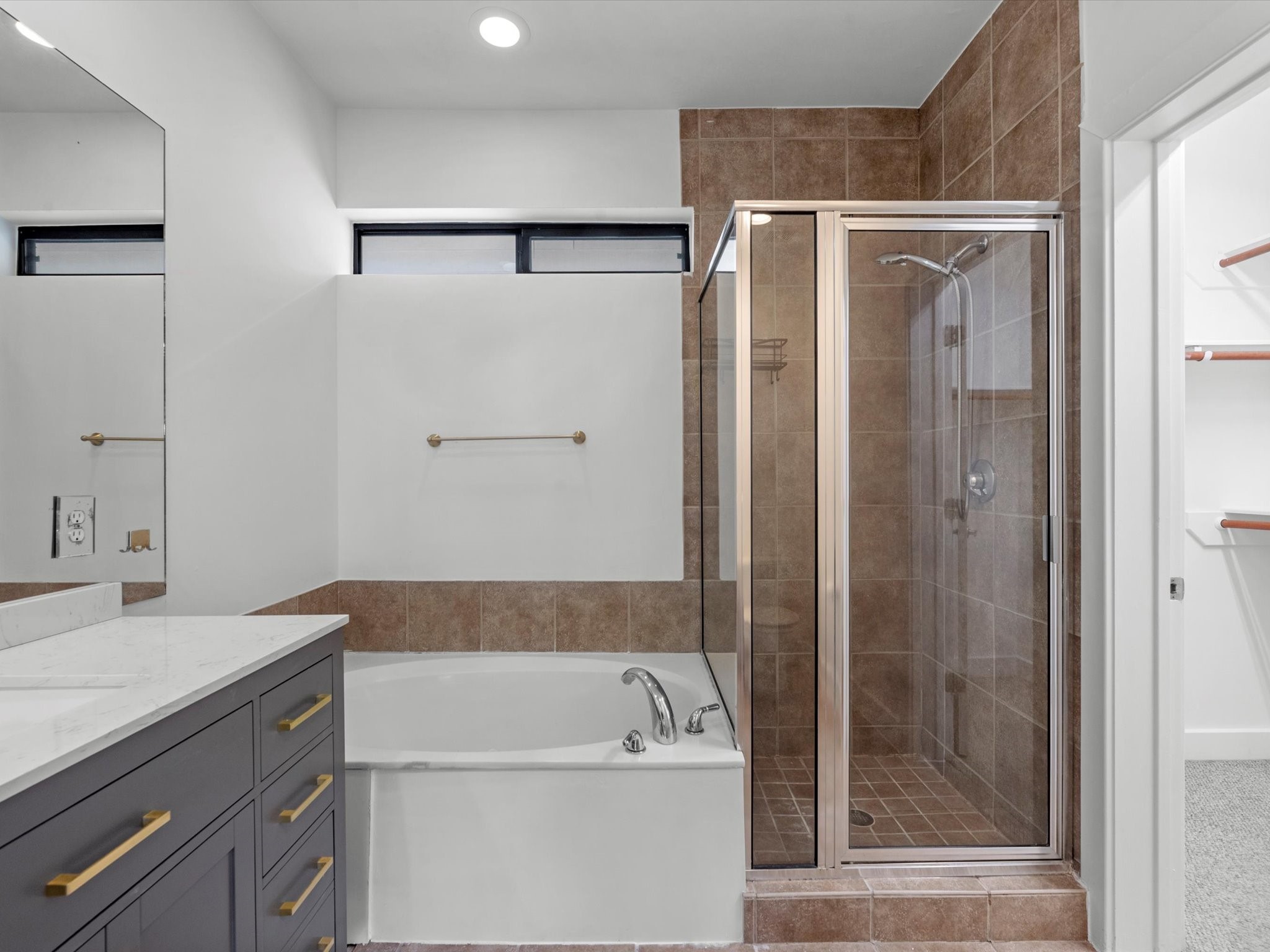 4421 Eigel Street Houston, TX 77007 - Photo 16 of 22 a bathroom with a shower and a bathtub