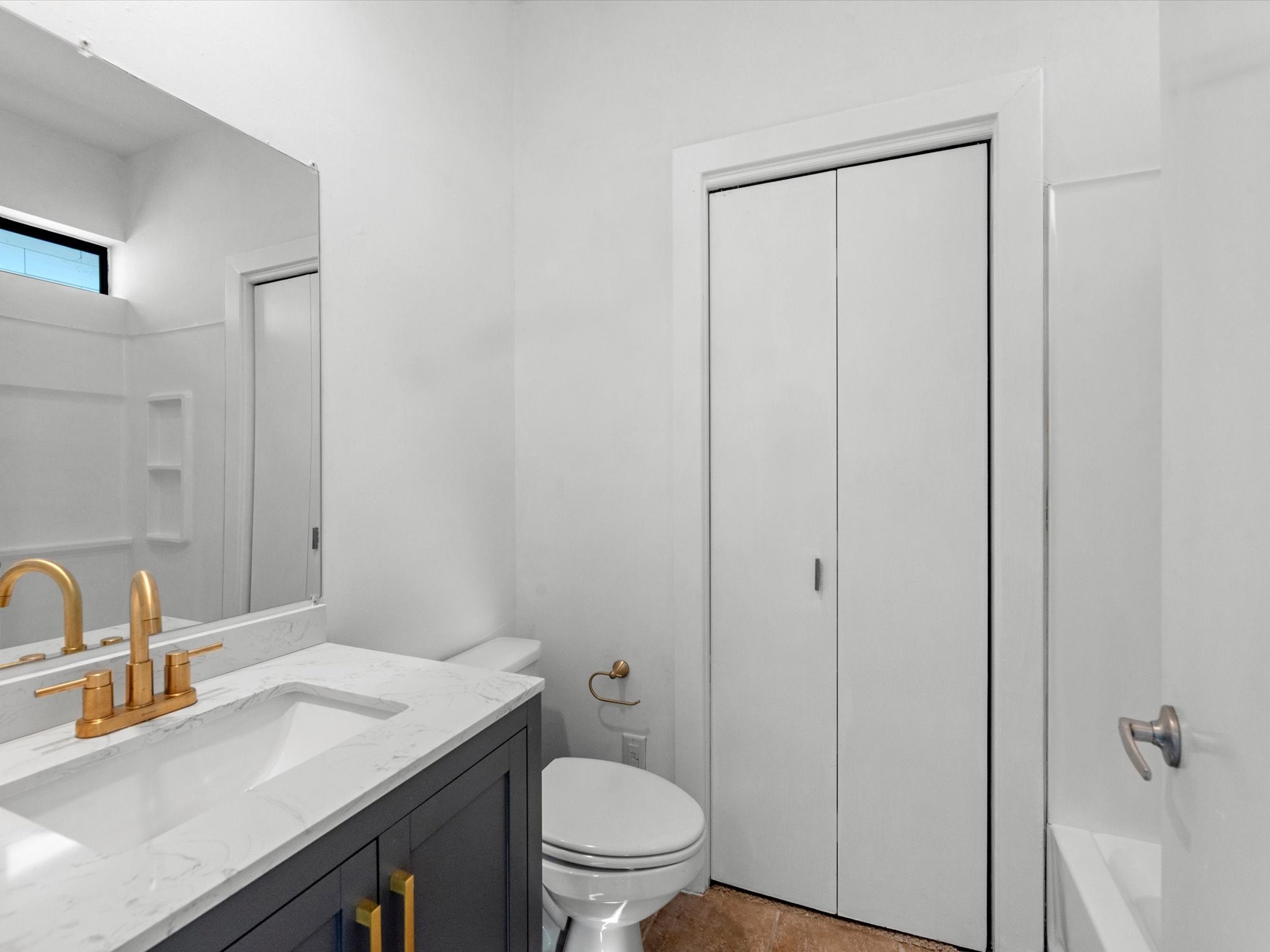 4421 Eigel Street Houston, TX 77007 - Photo 19 of 22 a bathroom with a sink a toilet and shower