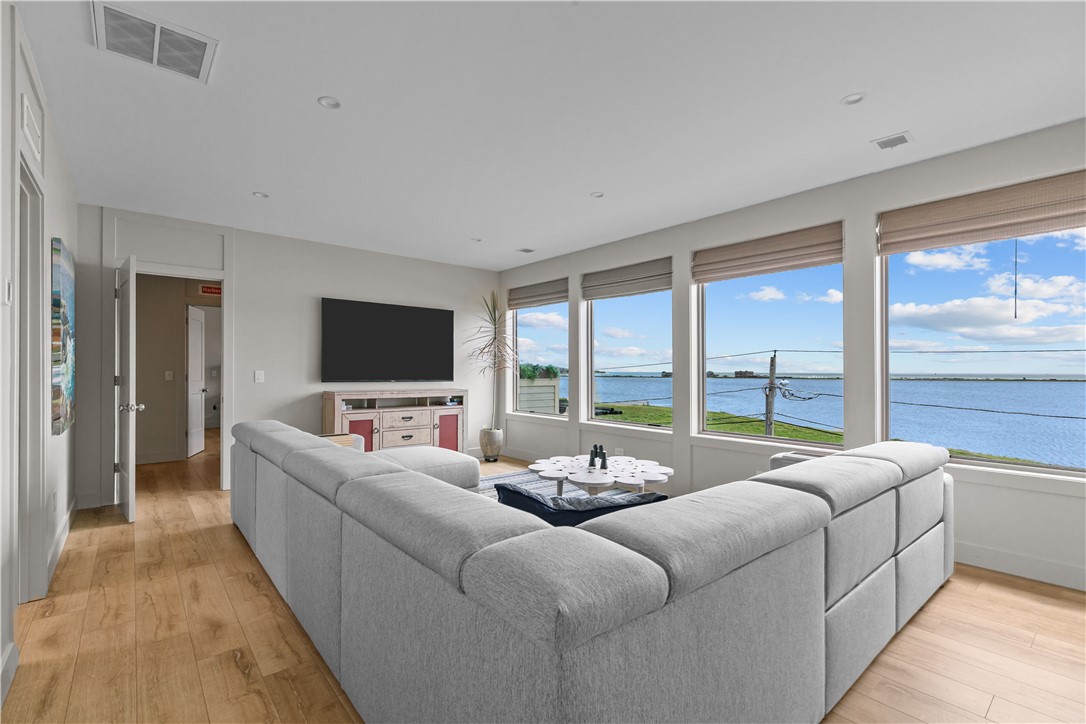 82 Ellery Road Newport, RI 02840 - Photo 21 of 34 Upper Den