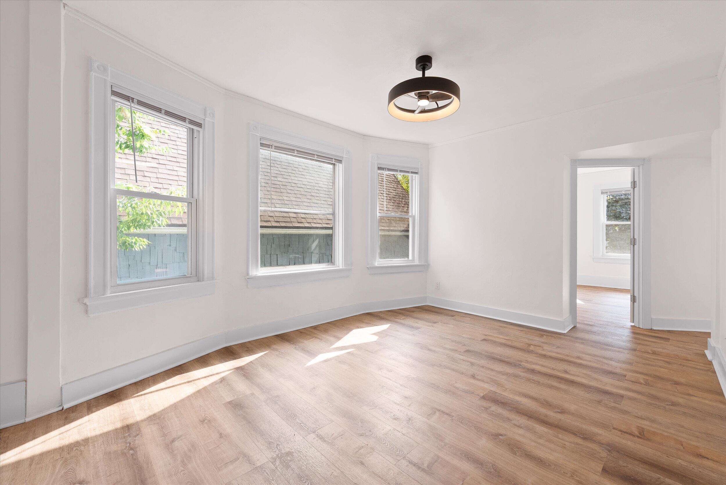 2026 East Kenilworth Place, Unit 2 Milwaukee, WI 53202 - Photo 4 of 16 15-Living Room