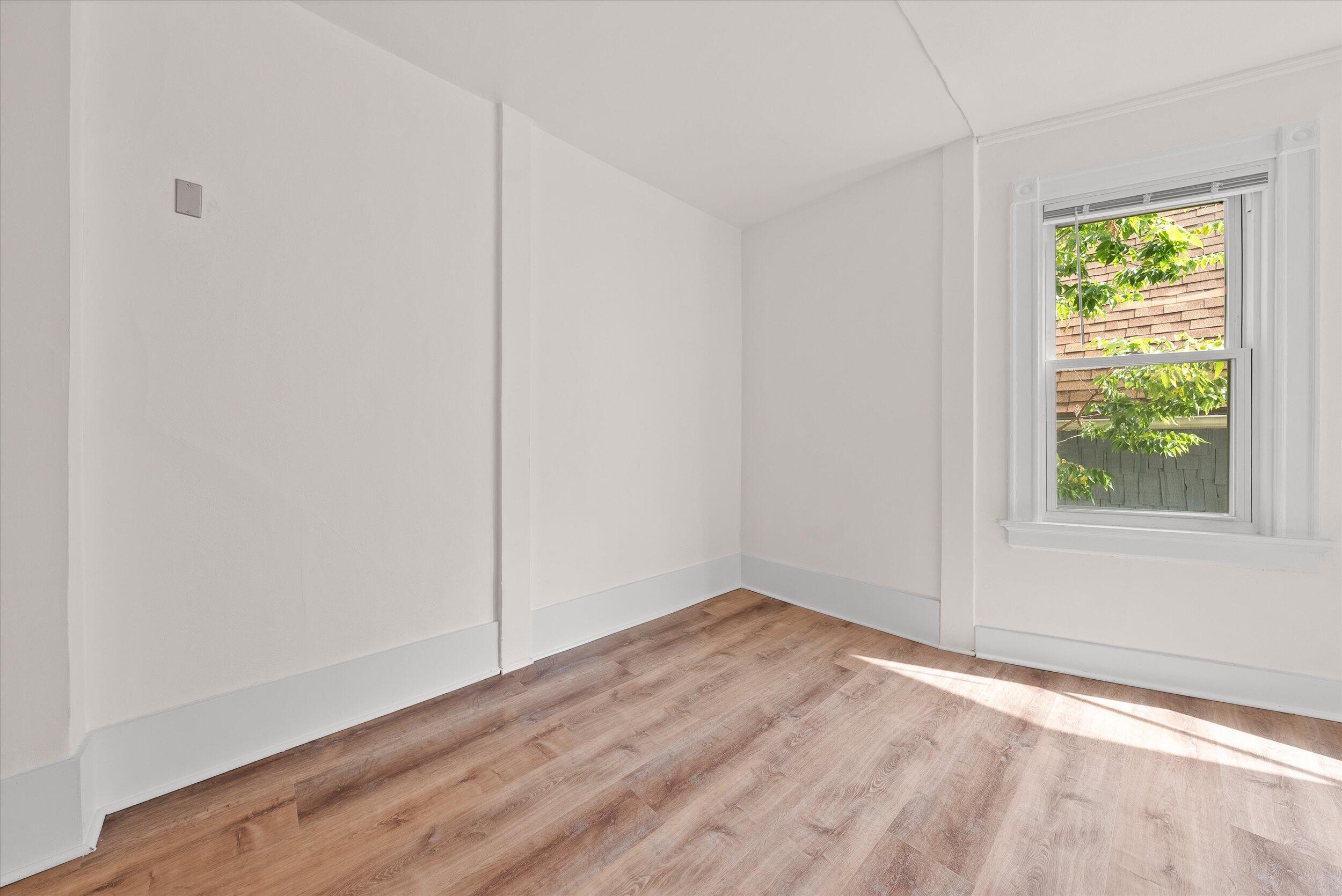 2026 East Kenilworth Place, Unit 2 Milwaukee, WI 53202 - Photo 6 of 16 17-Living Room