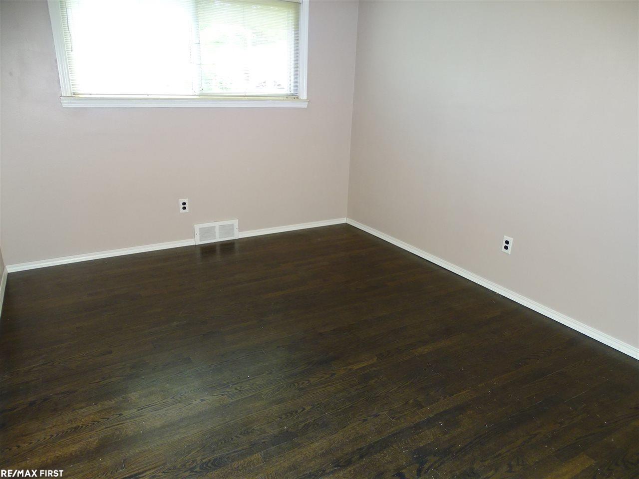 17900 Winsome Road Fraser, MI 48026 - Photo 8 of 22 31393091-7.JPG