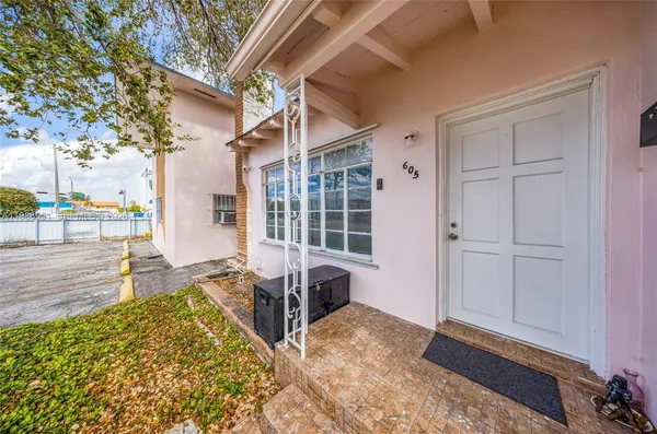 a view of a house with backyard and sitting area