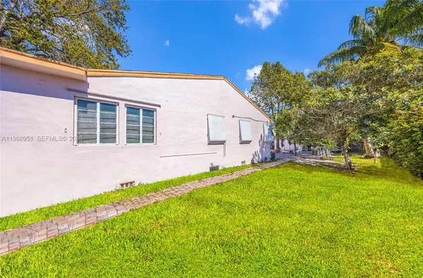 a view of a house with a backyard