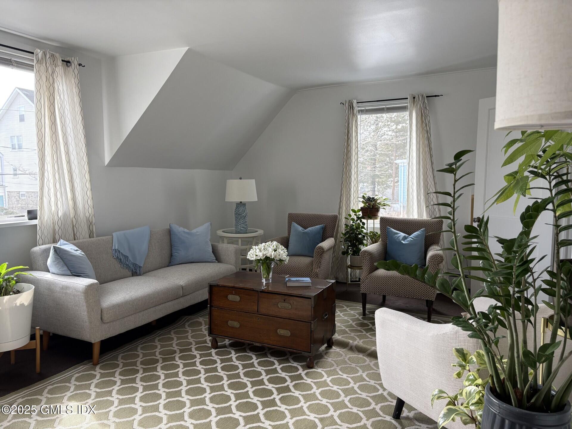 129 Halstead Avenue, Unit 2 Greenwich, CT 06831 - Photo 4 of 10 129 Halstead Ave #2 2025 LR3