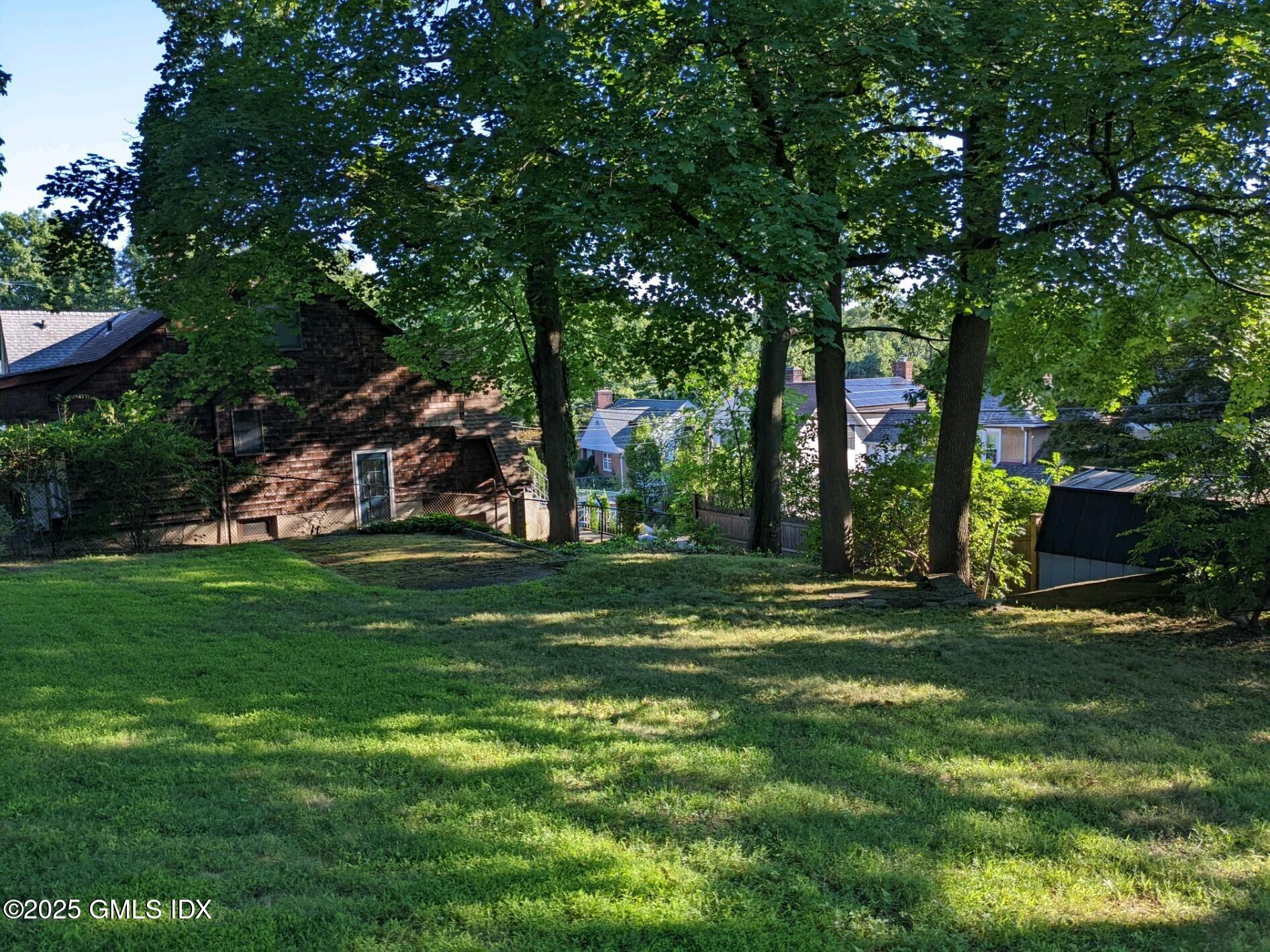 129 Halstead Avenue, Unit 2 Greenwich, CT 06831 - Photo 9 of 10 129 Halstead back yard