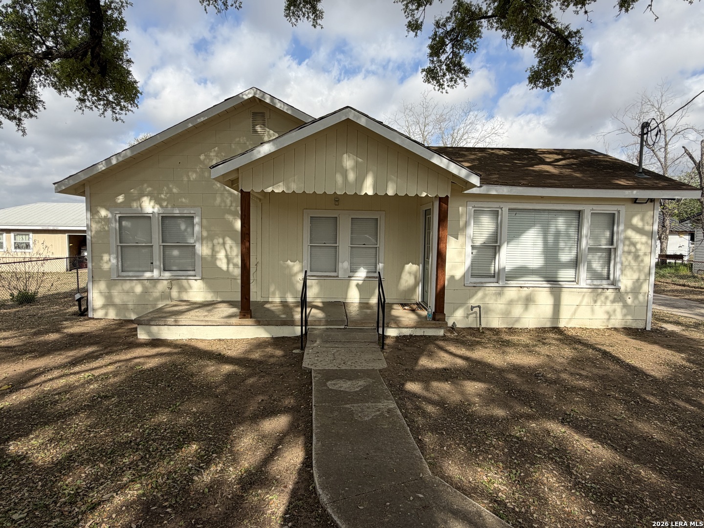a view of a house with backyard