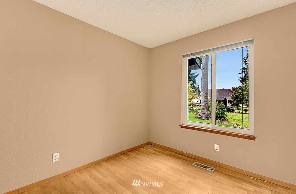 208 Vashon Avenue Southeast Renton, WA 98059 - Photo 3 of 13