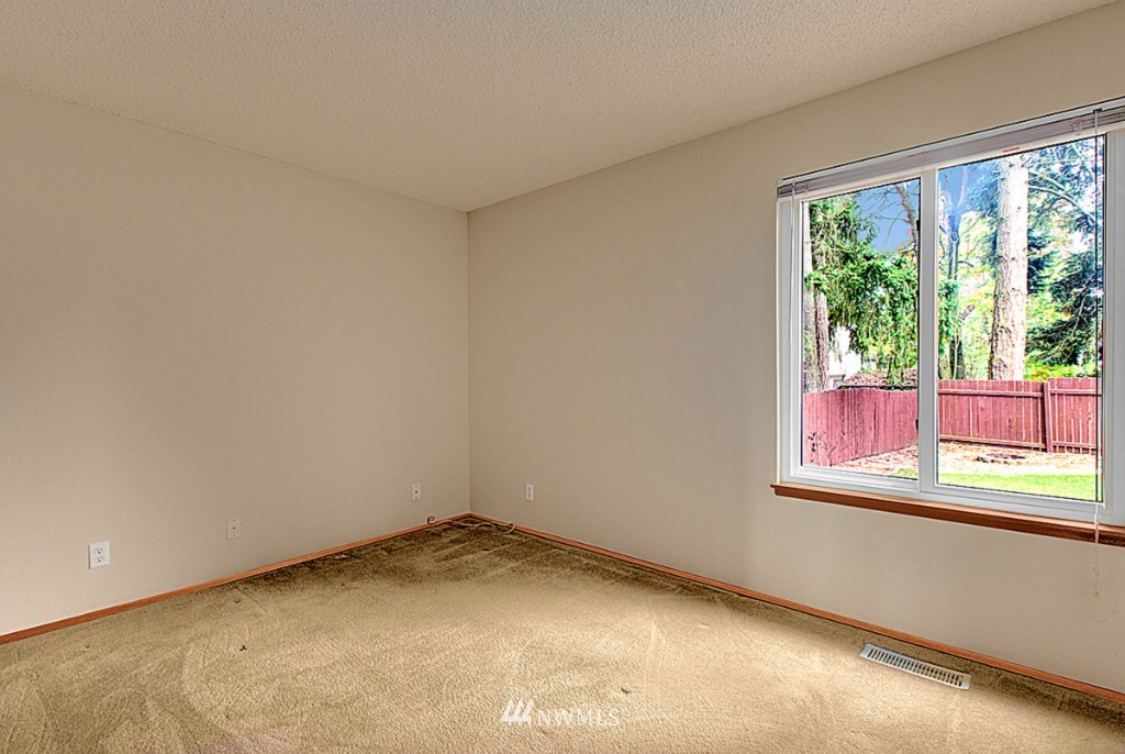 208 Vashon Avenue Southeast Renton, WA 98059 - Photo 5 of 13
