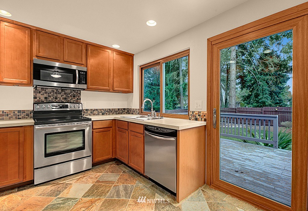 208 Vashon Avenue Southeast Renton, WA 98059 - Photo 8 of 13