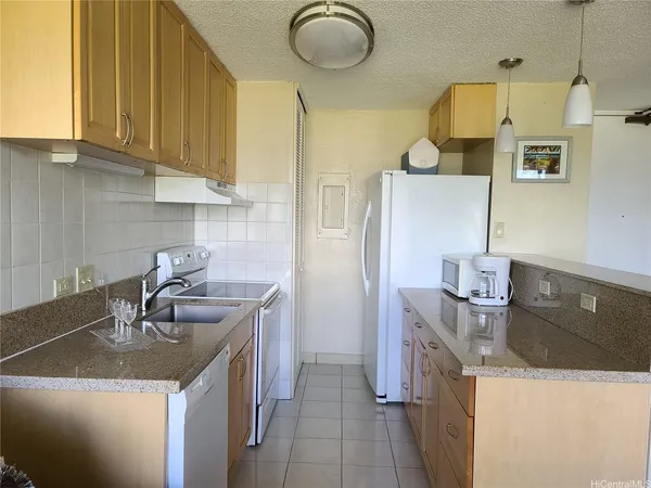 $2,895 | 320 Liliʻuokalani Avenue, Unit 2304, Honolulu, HI 96815