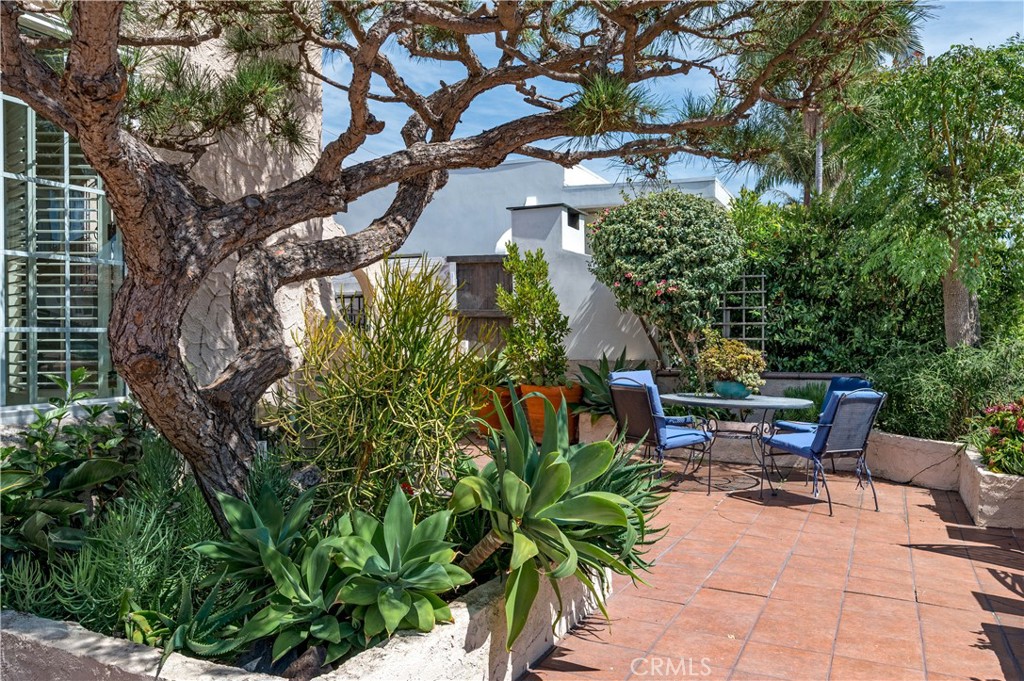 143 Roycroft Avenue Long Beach, CA 90803 - Photo 3 of 45 a backyard of a house with table and chairs