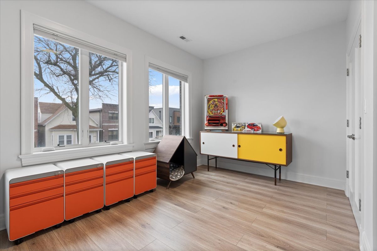 1733 North Troy Street Chicago, IL 60647 - Photo 26 of 39