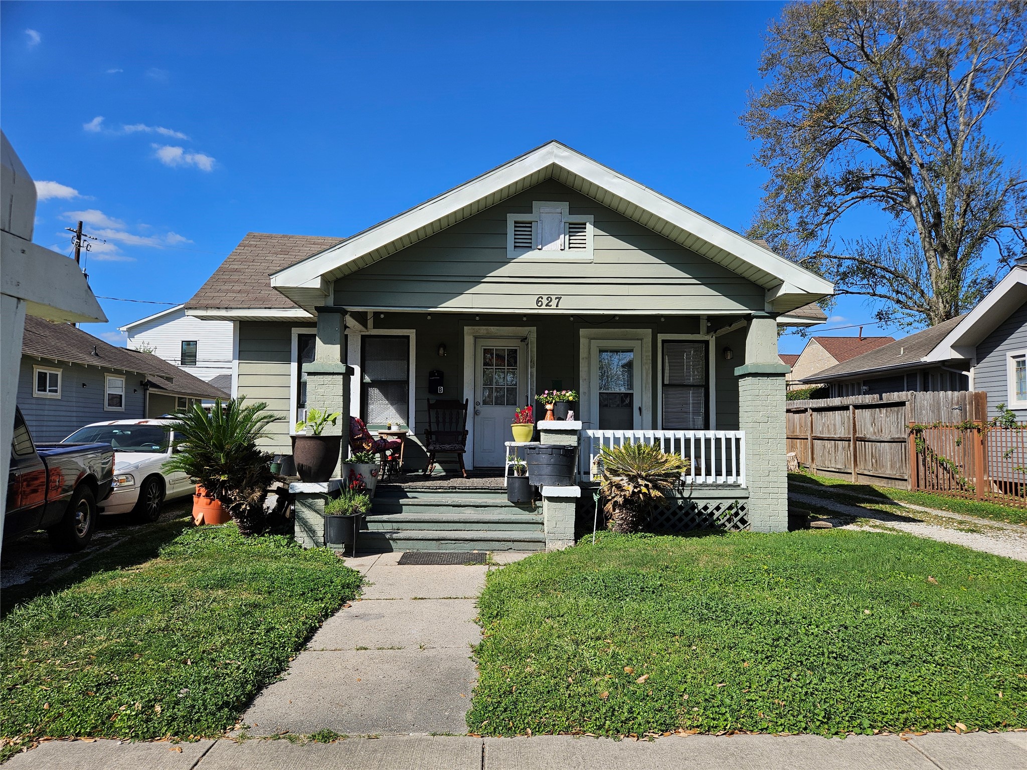 627 East 14th Street Houston, TX 77008 - Photo 2 of 10 a front view of a house with garden