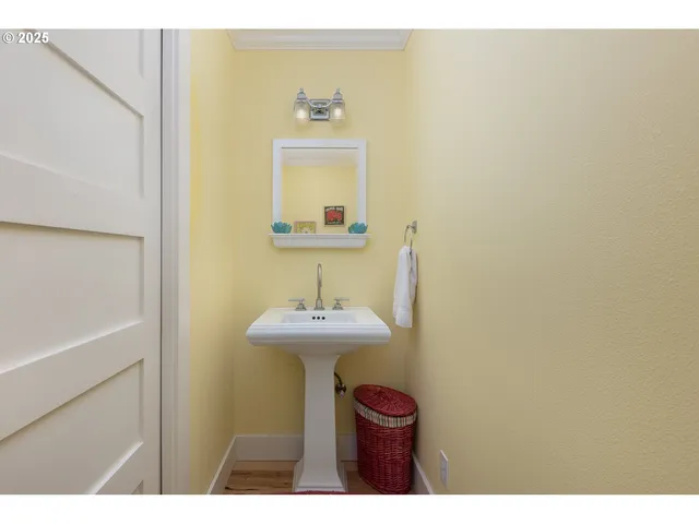 a view of a storage & utility room with washer and dryer