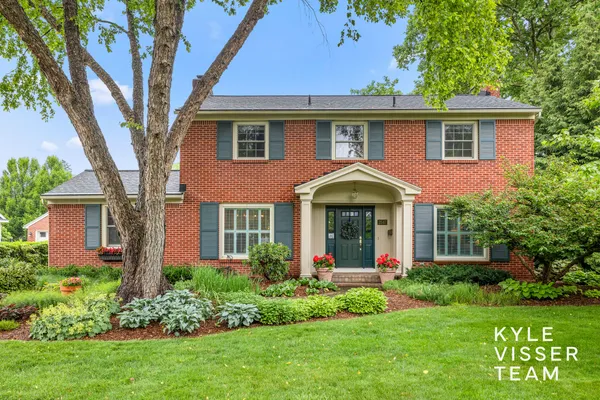 $1,050,000 | 2547 Maplewood Drive Southeast, East Grand Rapids, MI 49506