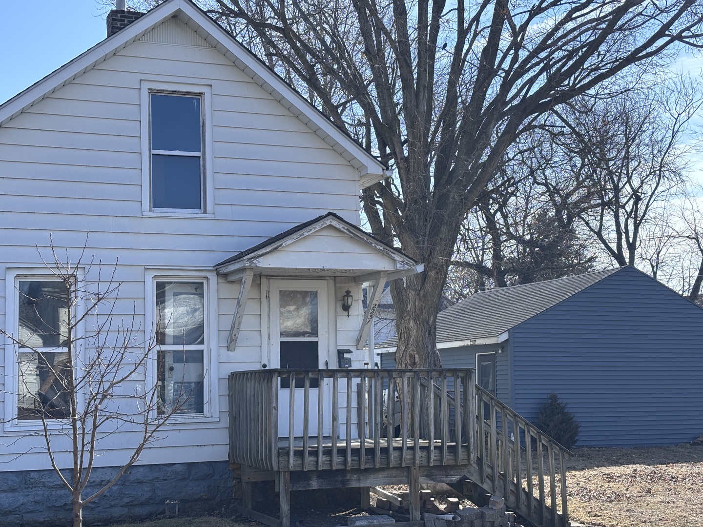 2231 Pershing Boulevard Clinton, IA 52732 - Photo 1 of 3