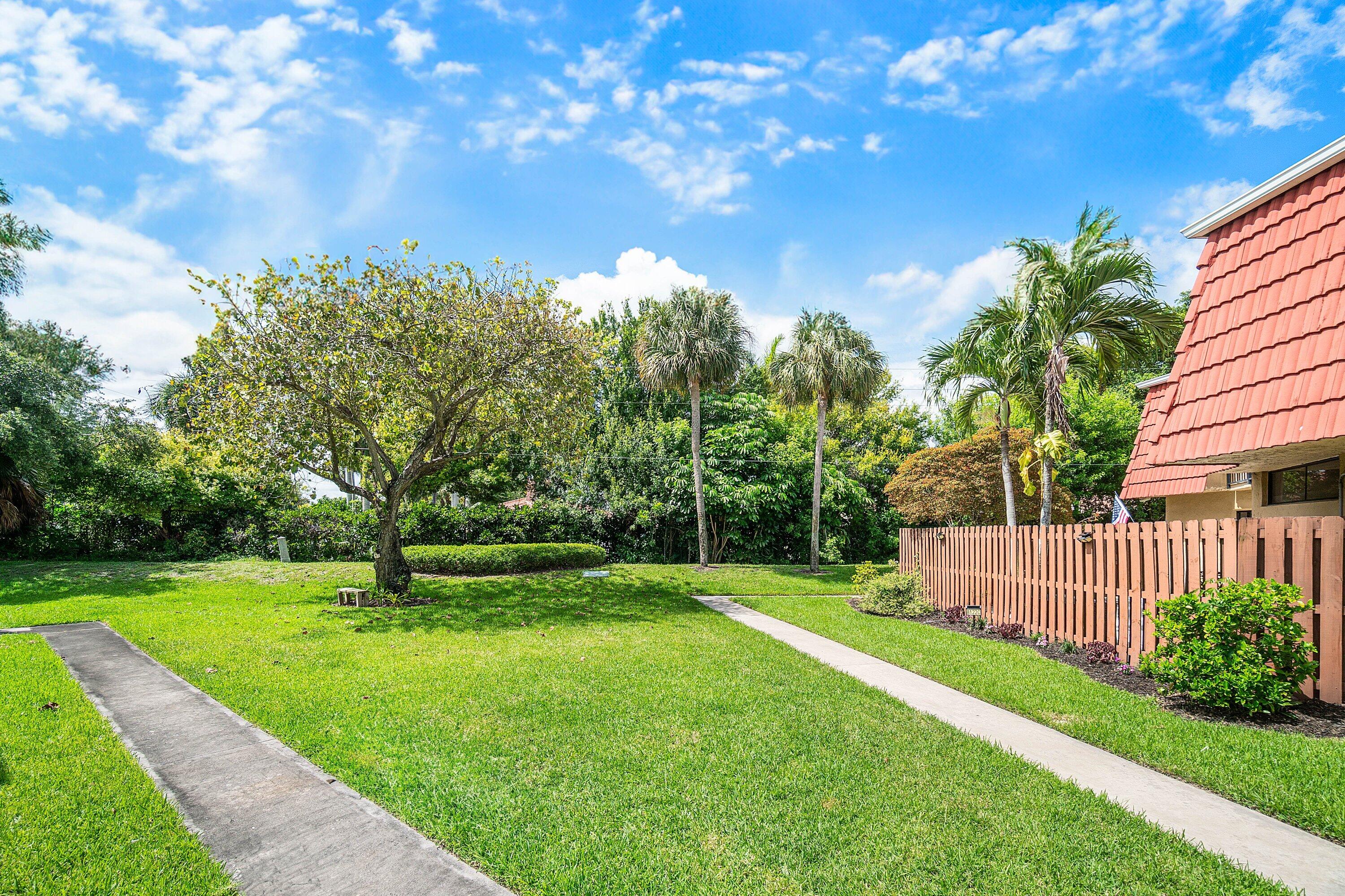 8122 Thames Boulevard, Unit C Boca Raton, FL 33433 - Photo 41 of 43 Exterior_lots of privacy!