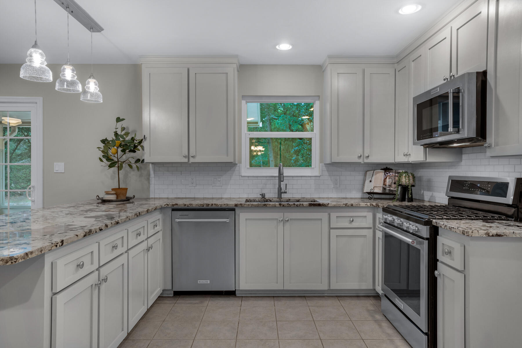 665 Brookhaven Way Niceville, FL 32578 - Photo 19 of 49 a kitchen with a sink stove and microwave