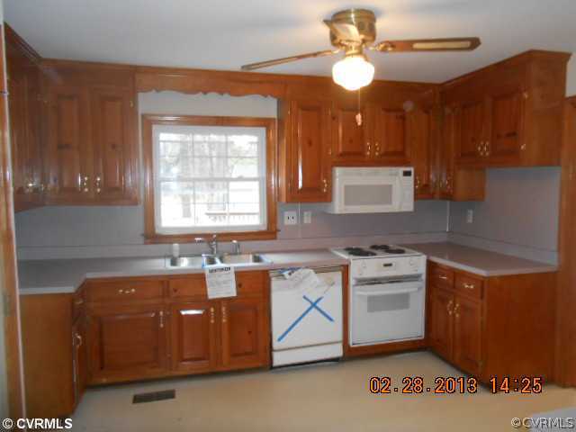 6114 McClellan Road Mechanicsville, VA 23111 - Photo 3 of 12 Kitchen