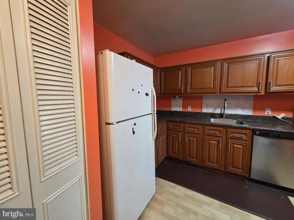 a view of roof deck with wooden floor and fence