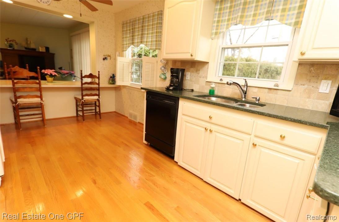 416 Lexington Road Grosse Pointe, MI 48236 - Photo 15 of 19 15 IMG_0497.JPG