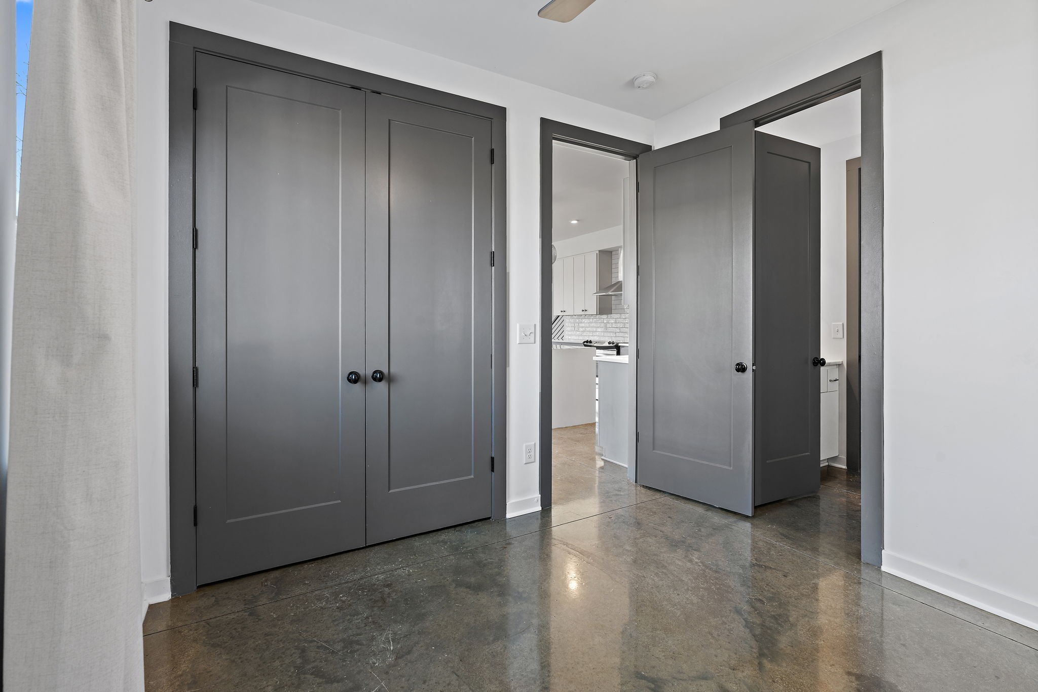 1925 10th Avenue North Nashville, TN 37208 - Photo 17 of 40 a view of an empty room