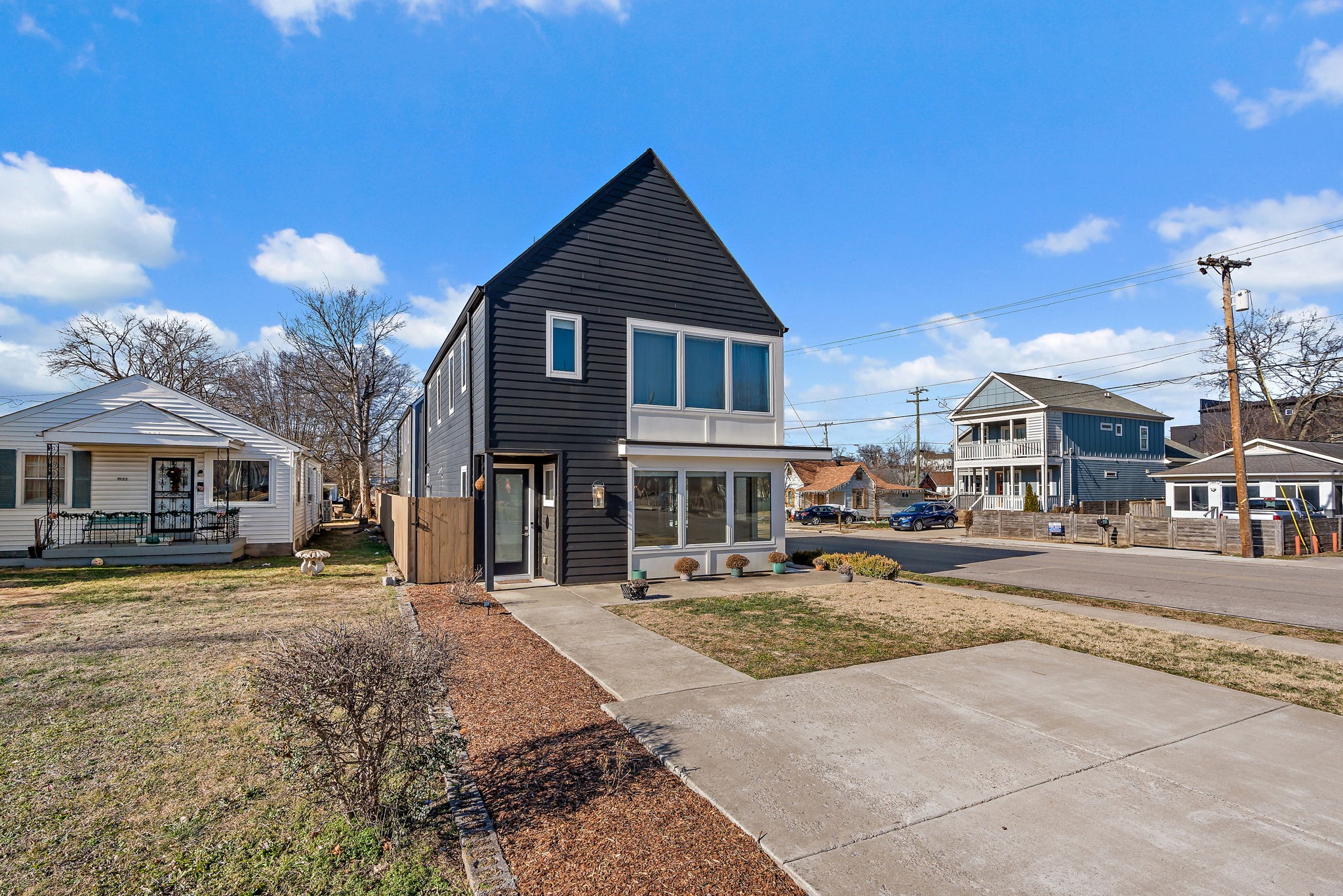 1925 10th Avenue North Nashville, TN 37208 - Photo 3 of 40 a front view of a house with a yard