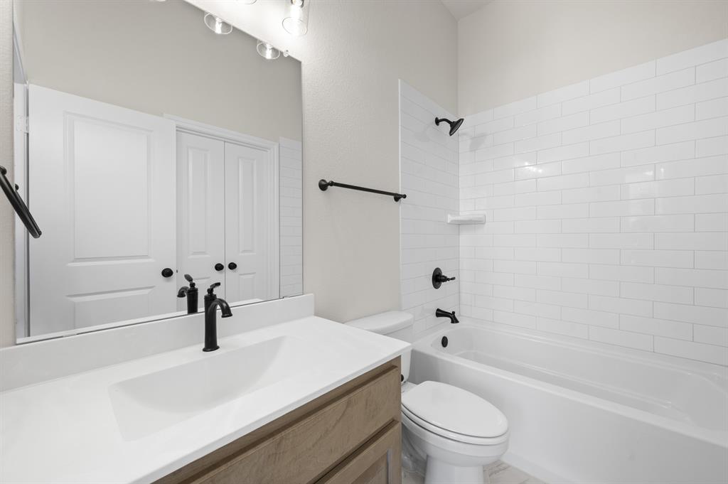 705 Seahawk Street Joshua, TX 76058 - Photo 21 of 28 DFW-Mockingbird Hills-Concept 3473-705 Seahawk Street-Bathroom-Risewell Homes-1