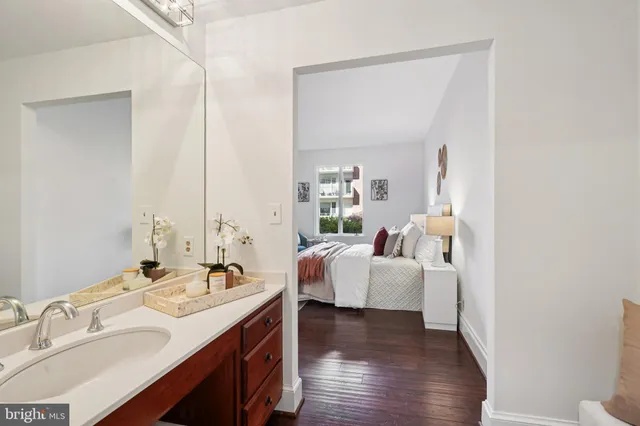 a en suite bathroom with a double vanity sink and mirror