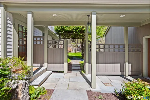 a view of a back yard